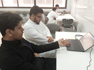 طلاب النادي أثناء تنفيذ الأنشطة التقنية