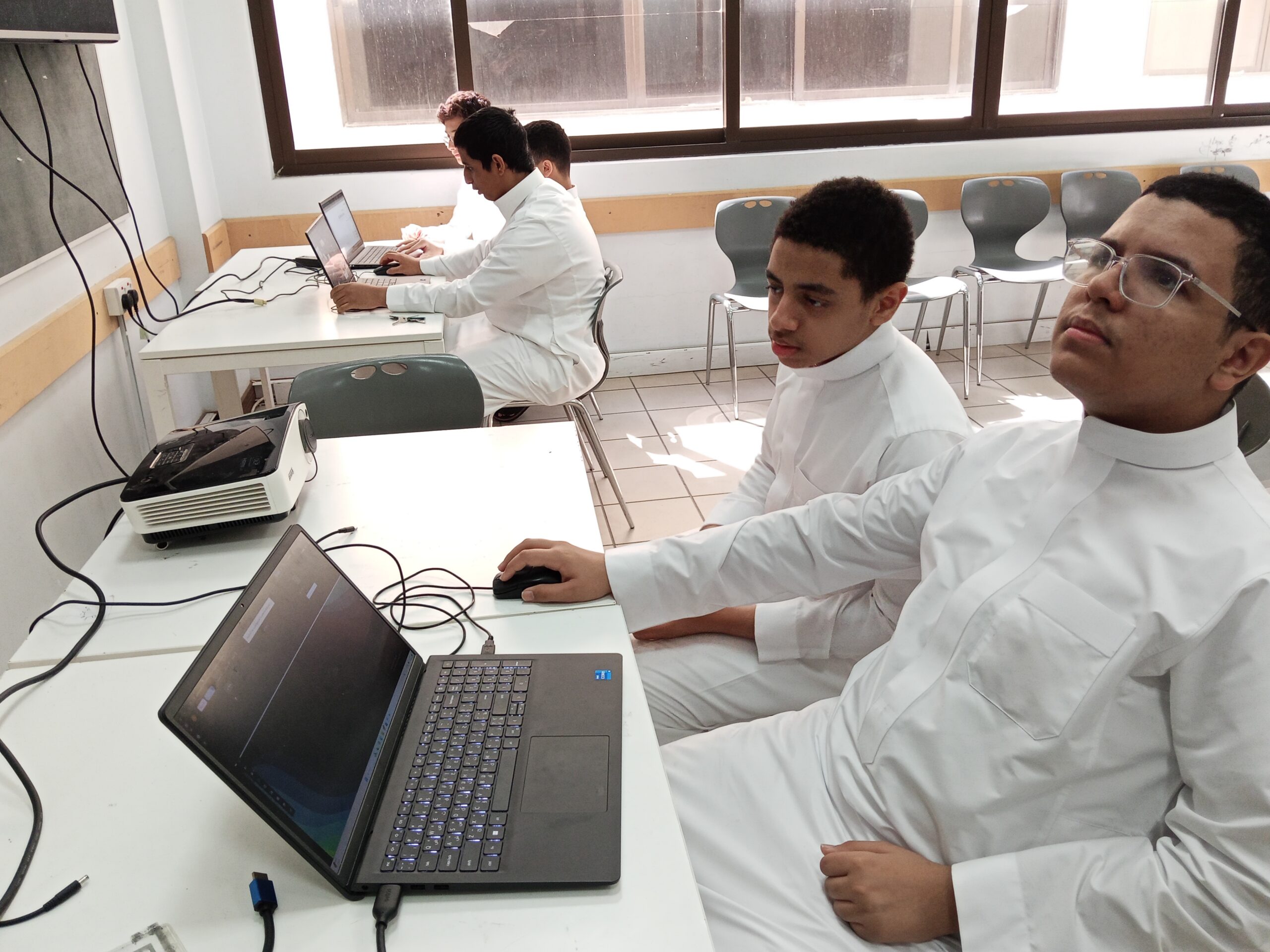 الطالبان يوسف الغامدي ومحمد الضعيان أثناء تنفيذ مشروع اليوم الوطني